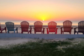 Lake Huron - 3 Bedroom, 2 Bath Lake Front Home (Sleeps 12)